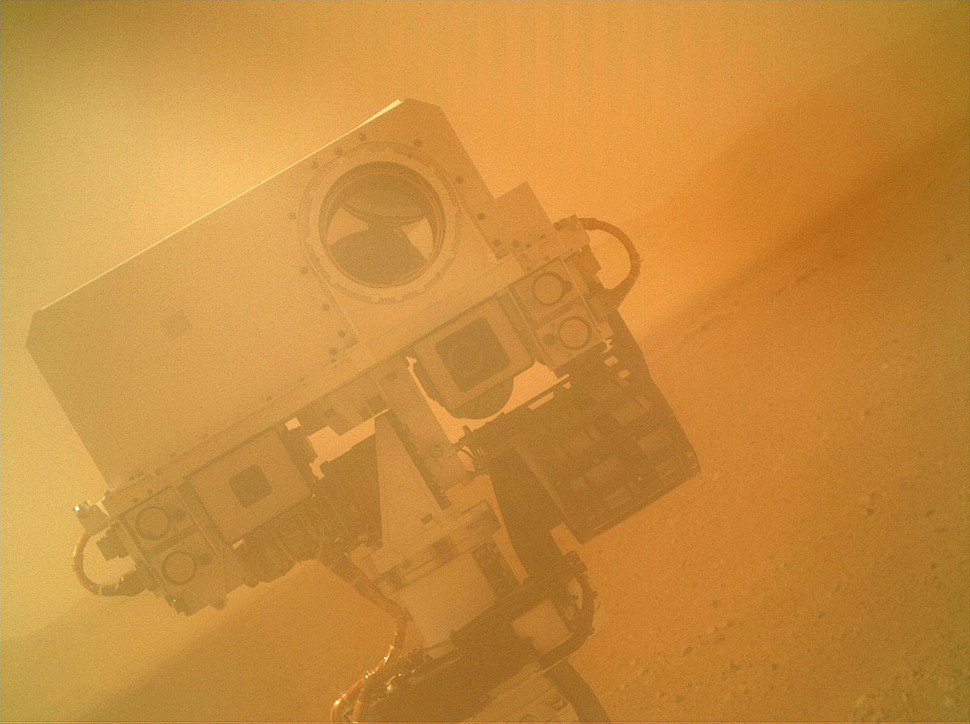 Łazik Curiosity robi sobie zdjęcie na Marsie. (2012)