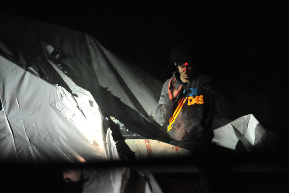 Dzhokar Tsarnaev, jeden z braci odpowiedzialnych za zamach w trakcie Bostońskiego Maratonu, chwilę przed zatrzymaniem. Na jego czole widoczny jest laser z karabinu snajpera. (2013)