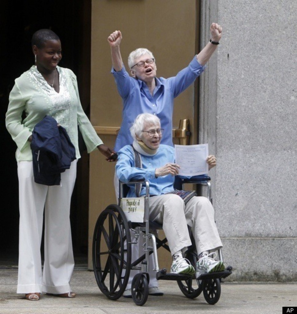 Phyllis Siegel (lat 76) i Connie Kopelov (lat 84) mogą wreszcie legalnie się pobrać. Nowy Jork legalizuje małżeństwa homoseksualne. (2011)