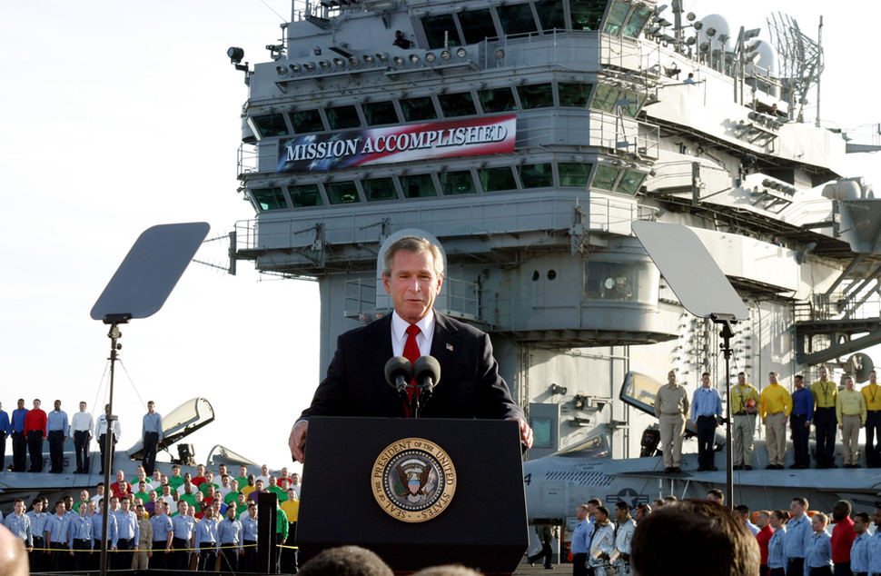 Prezydent Bush ogłasza koniec wojny w Iraku. (2003)