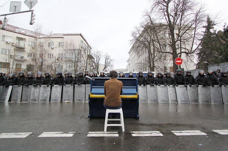 Markiyan Matsekh gra na pianinie dla policji, podczas rewolucji na Ukrainie. (2014)
