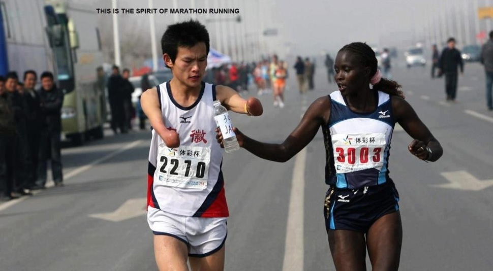 Zawodowa biegaczka Jaqueline Kiplimo pomaga niepełnosprawnemu chińskiemu atlecie. Biegnie z nim przez kilka kilometrów co kosztuje ją utratę pierwszego miejsca i nagrody. (2010)