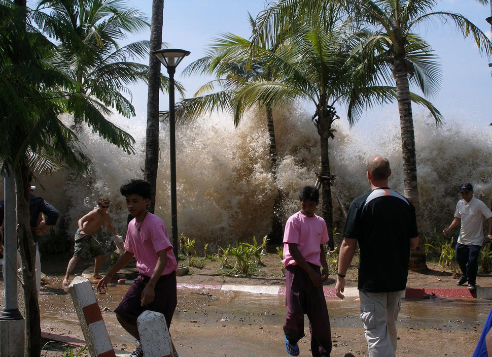 Pierwsze fale tsunami docierają do Indii. Ginie 200 tysięcy osób. (2004)