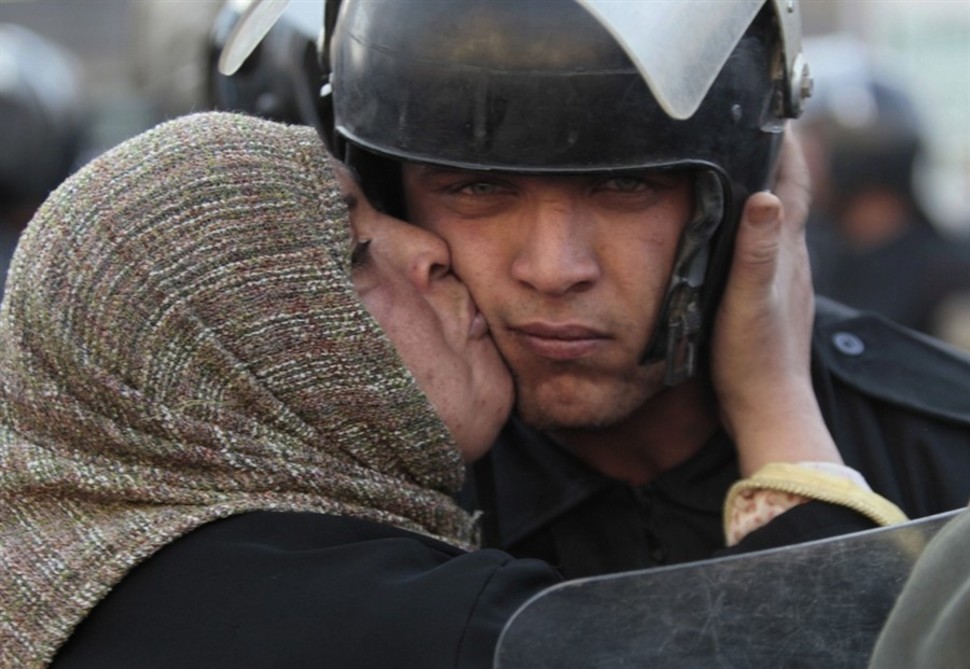 Egipska kobieca całuje żołnierza, który odmówił wykonania rozkazu strzelania do protestujących, podczas rewolucji przeciwko rządowi Mubaraka. (2011)