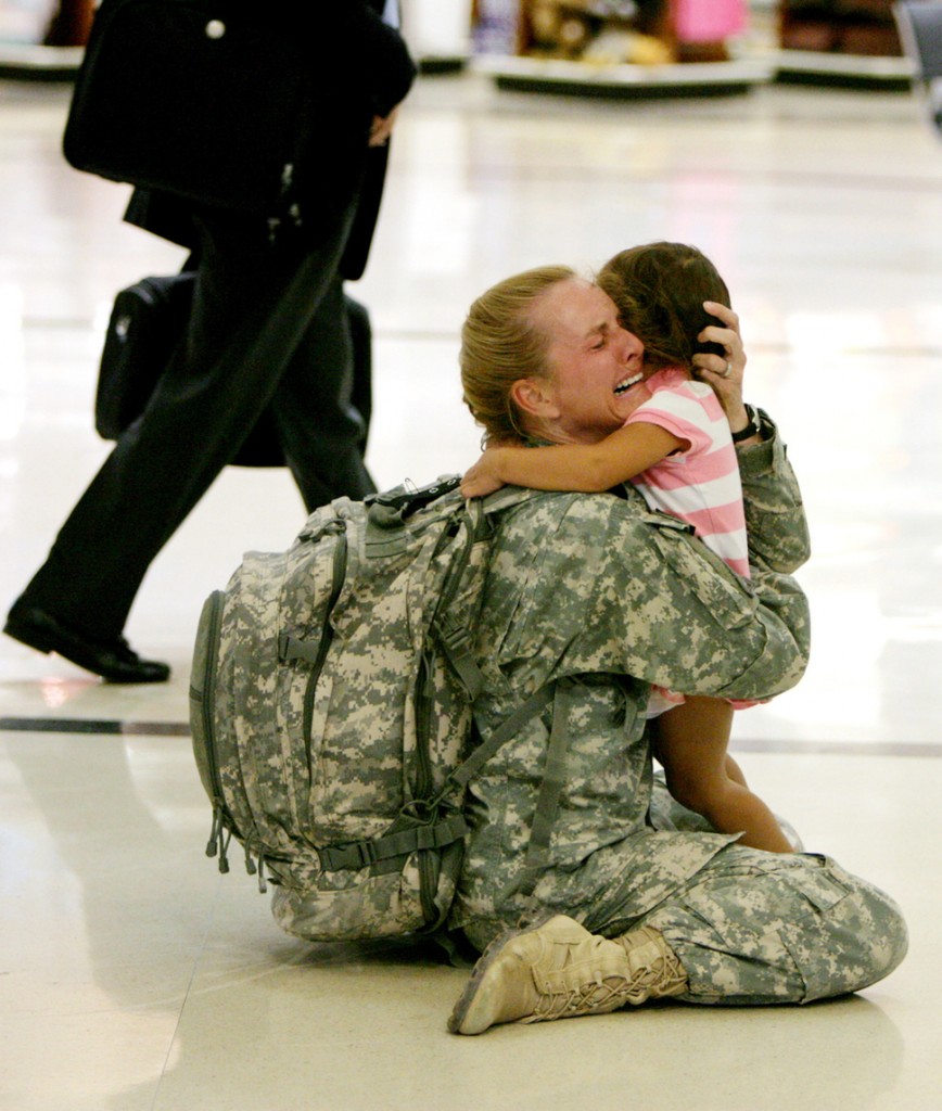 Terri Gurrola wraca do swojej córki po 7 miesiącach służby w Iraku. (2007)