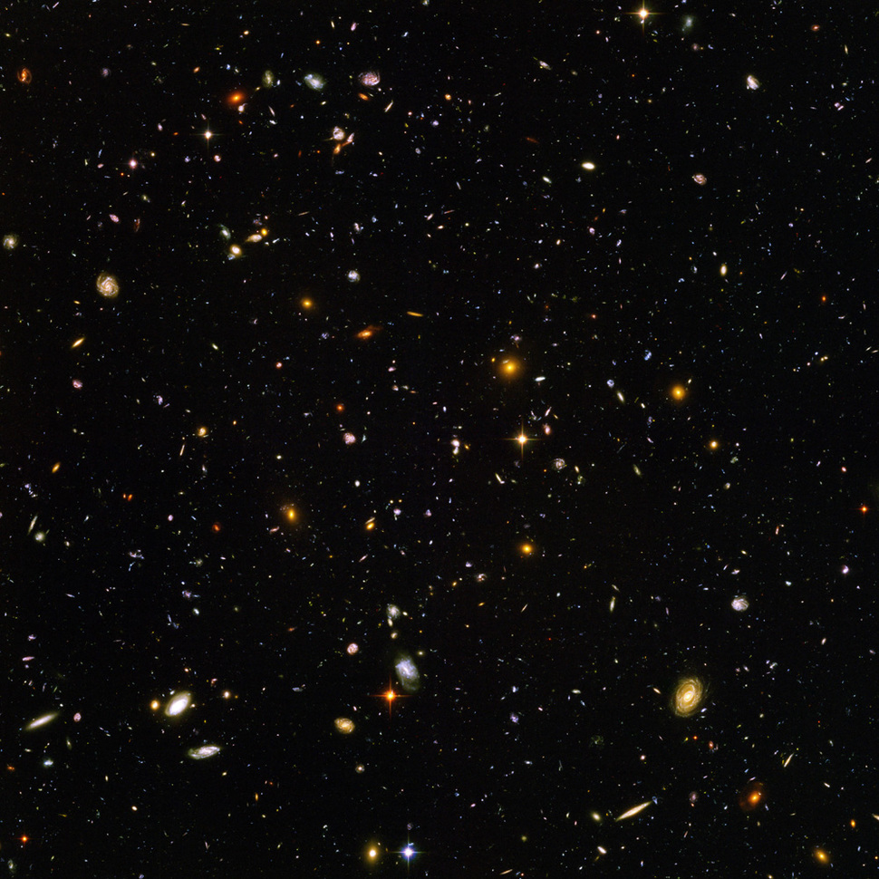 Ultragłębokie Pole Hubbla. Zdjęcie zrobione przez teleskop Hubbla pokazuje Wszechświat sprzed 13 miliardów lat. Zawiera obraz około 10 000 galaktyk. (2004)