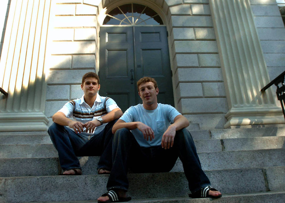 Mark Zuckerberg i Dustin Moscovitz. Właśnie otworzyli Facebooka. (2004)