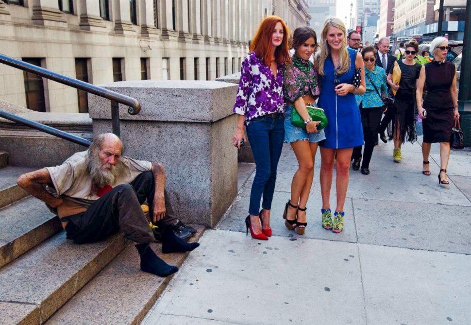 Modelki z New York Fashion Week pozują obok bezdomnego. (2012)
