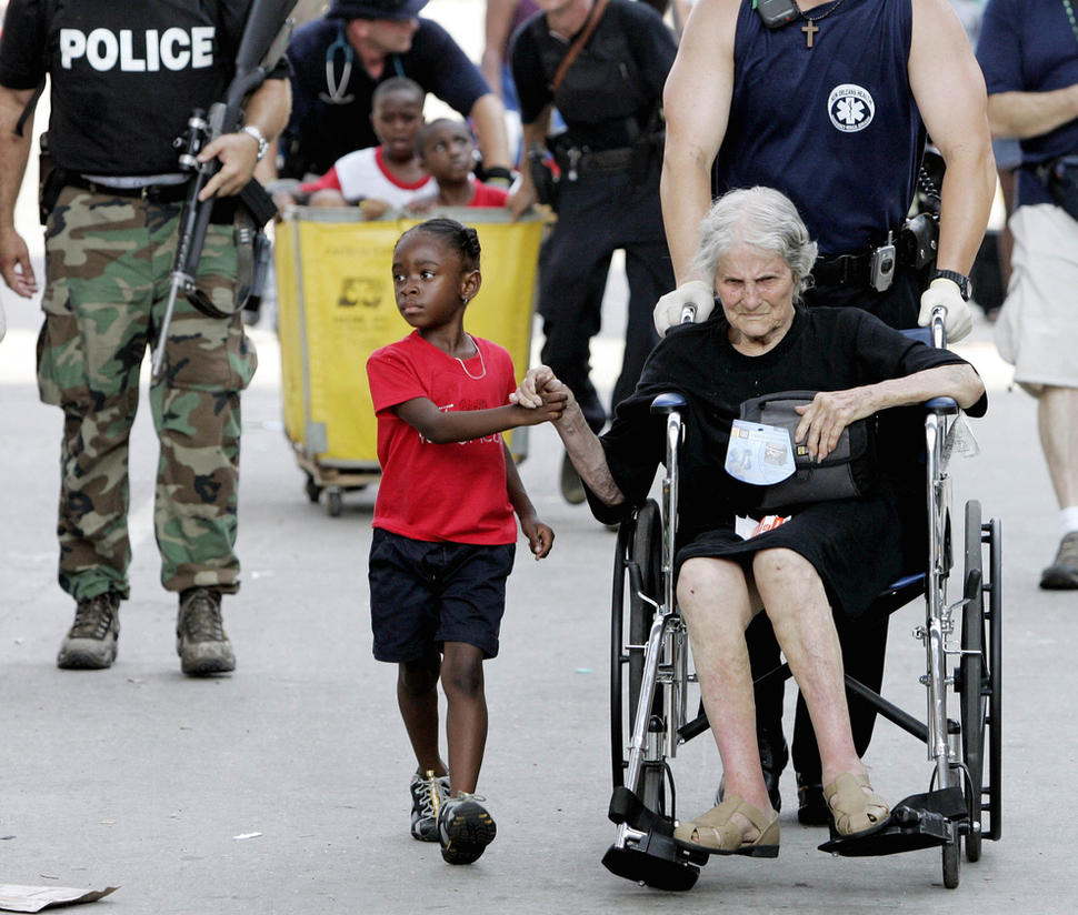 Tanisha Blevin (lat 5) trzyma za rękę Nitę LaGardę (lat 105), podczas ewakuacji po ataku huraganu Katrinana Nowy Orlean. (2005)
