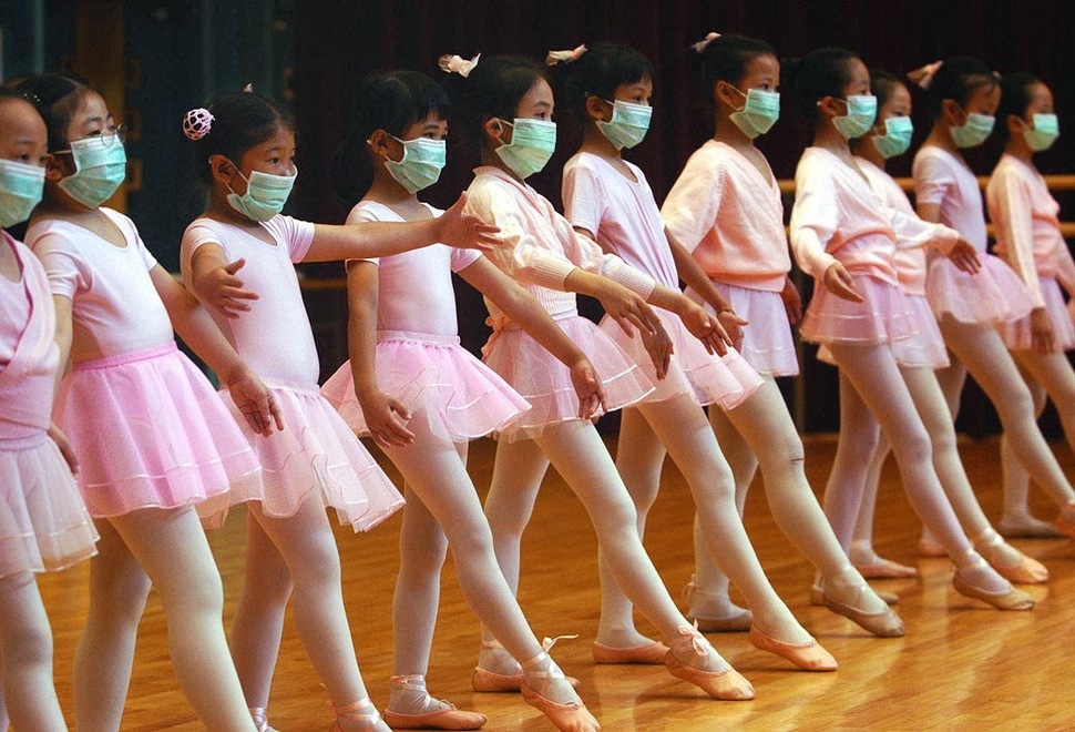 Dziewczynki ćwiczą balet w maskach po wybuchu epidemii SARS (2003)