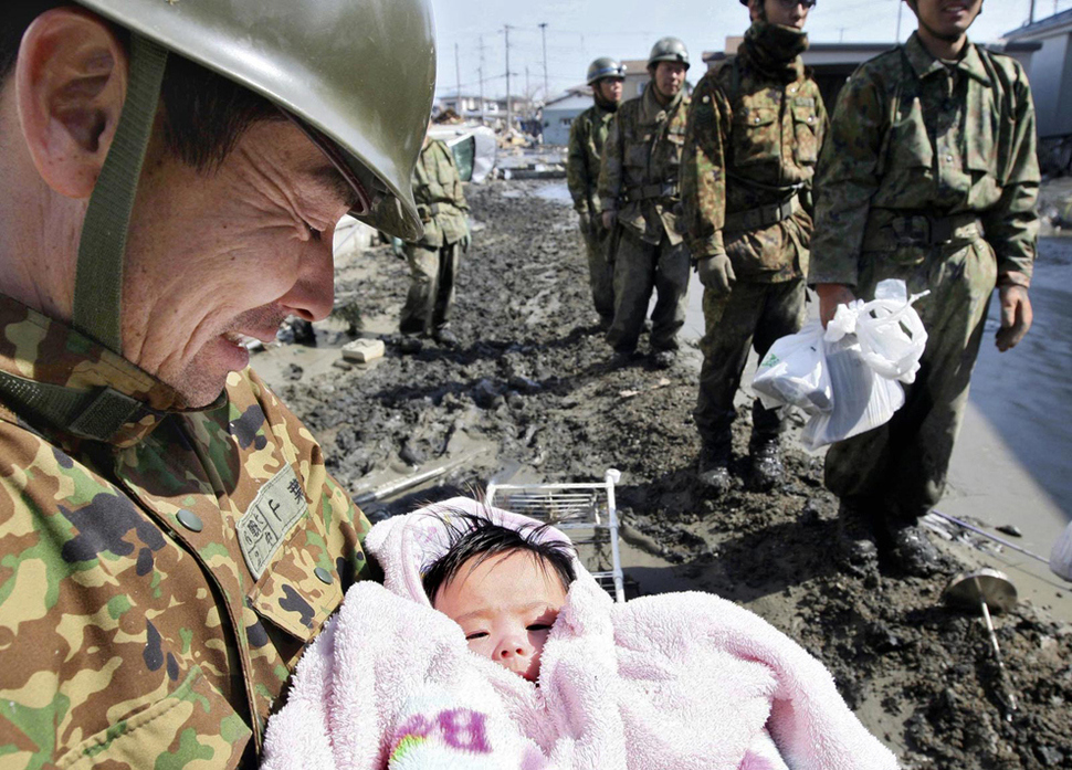 4-miesięczna dziewczynka została uratowana z gruzów po tsunami, które nawiedziło Japonię. (2011)
