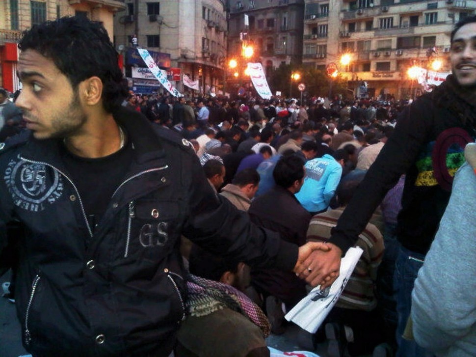 Chrześcijanie ochraniają modlących się muzułmanów podczas rewolucji w Egipcie. (2011)