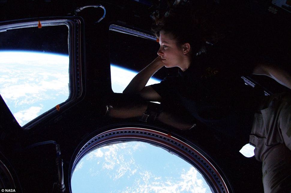 Tracy Caldwell patrzy na Ziemię z pokładu Międzynarodowej Stacji Kosmicznej. (2010)