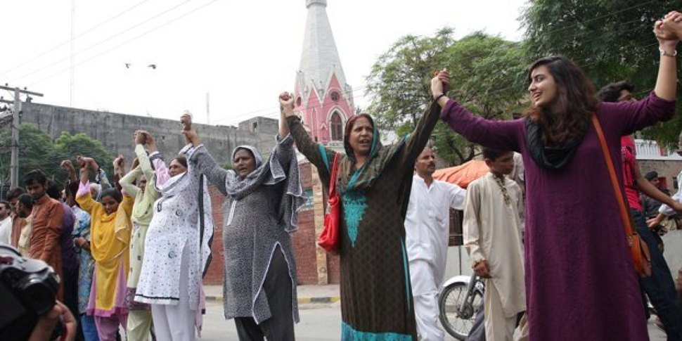 Pakistańscy muzułmanie ochraniają chrześcijan biorących udział we mszy. (2013)