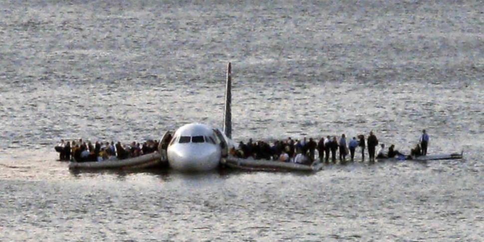 Samolot linii US Airways woduje bezpiecznie na rzece Hudson. (2009)