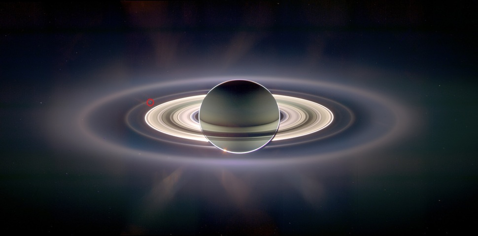 Sonda Cassini robi zdjęcie Saturna. Mała kropka w czerwonym kółku to Ziemia. (2006)