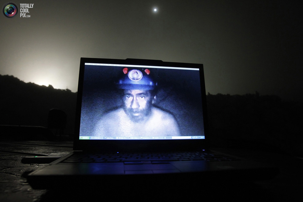 Przekaz na żywo od zasypanych górników w kopalni w Chile. (2010)
