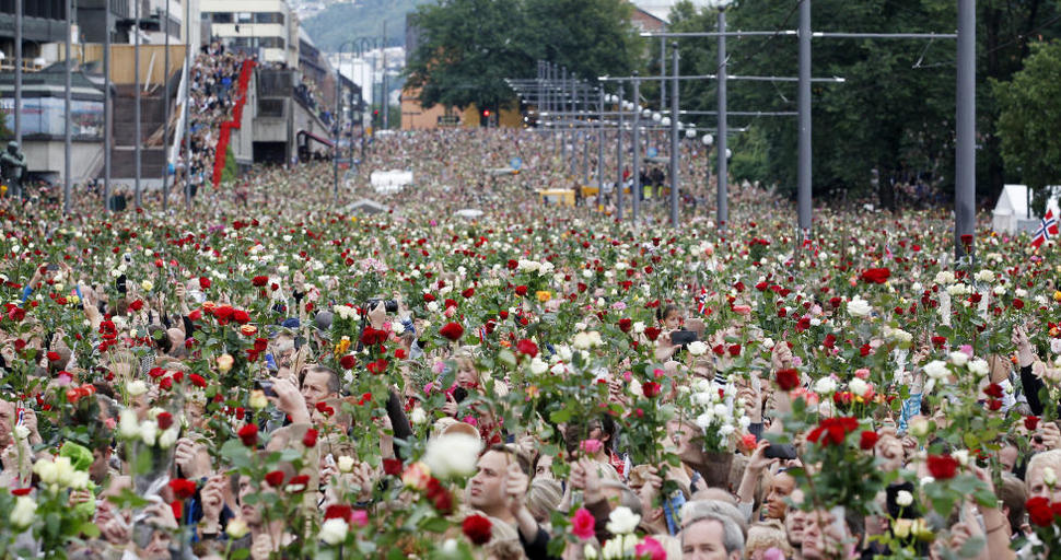 Obywatele Norwegii biora udział w marszu upamiętniającym terrorystyczny atak Andreasa Breivika, który zabił 77 osób. (2011)