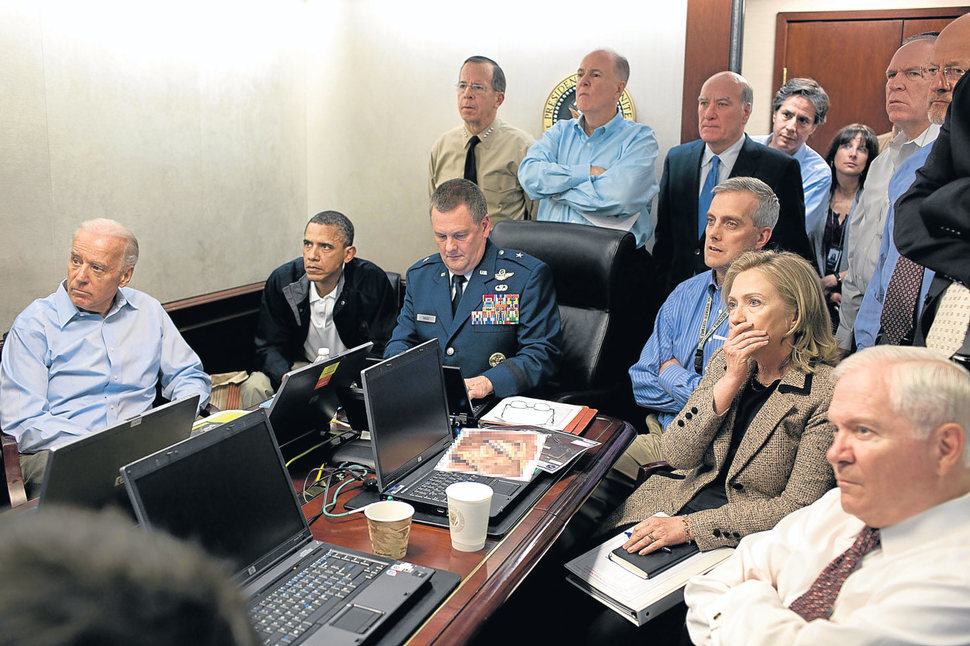 Barak Obama ogląda atak, który kończy się zabiciem Osamy Bin Ladena. (2011)
