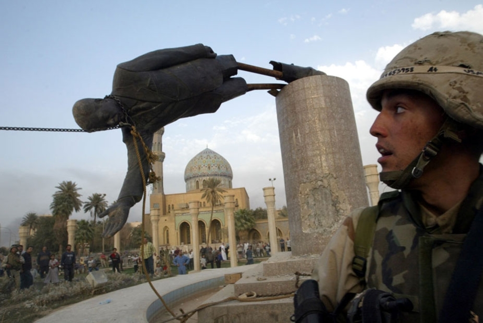 Półtora miesiąca po inwazji USA na Irak, upada statua Saddama Husseina w Bagdadzie. (2003)