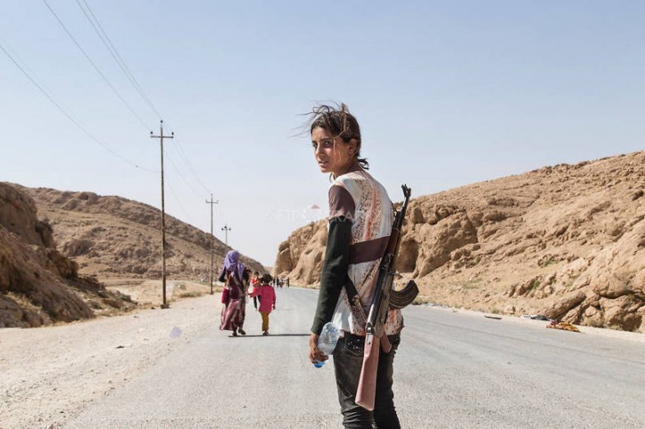 Jazydzka dziewczyna niosąca karabin, aby obronić swoją rodzinę przez ISIS