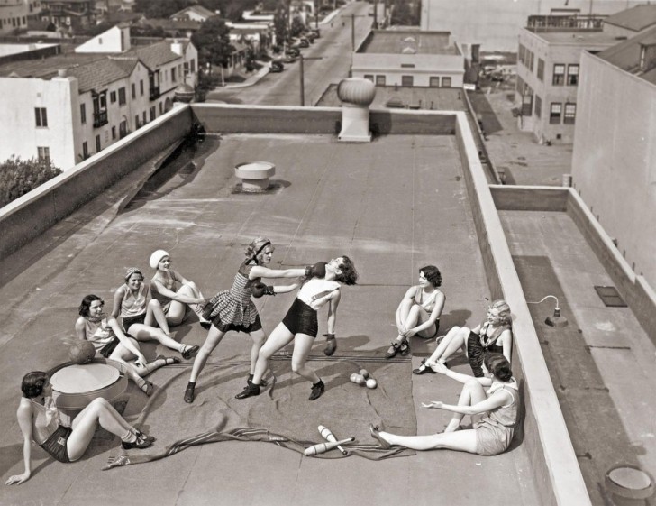 Kobiety walczące na pięści na dachu w Los Angeles (1933)