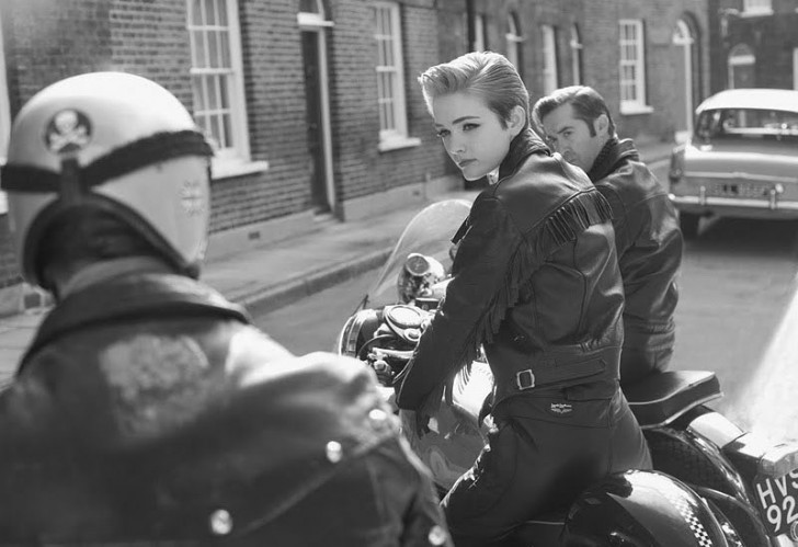 Angielska dziewczyna należąca do grupy motocyklistów
