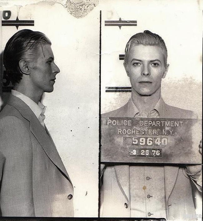 Zdjęcie Davida Bowie z kartoteki policyjnej