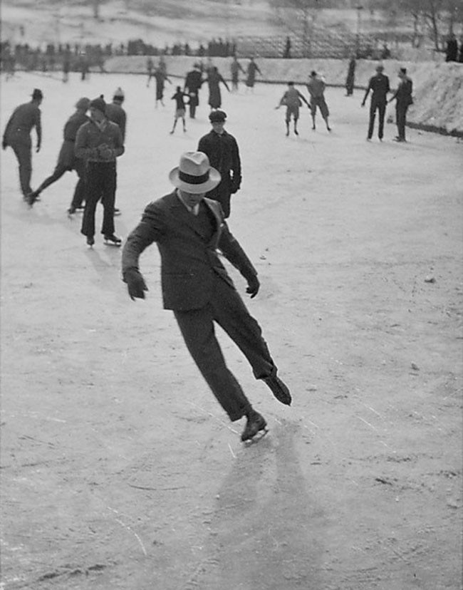 Mężczyzna w garniturze na łyżwach (1937)
