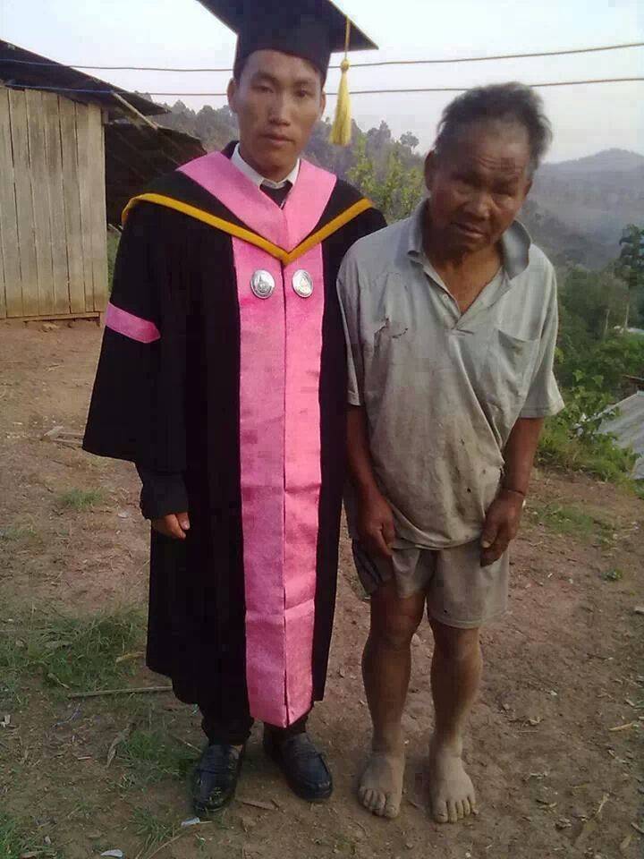 Biedny farmer i jego syn, który właśnie skończył studia