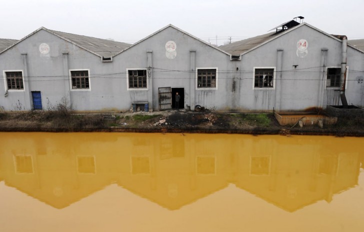 Zanieczyszczona rzeka. Jiaxing, Zhejiang