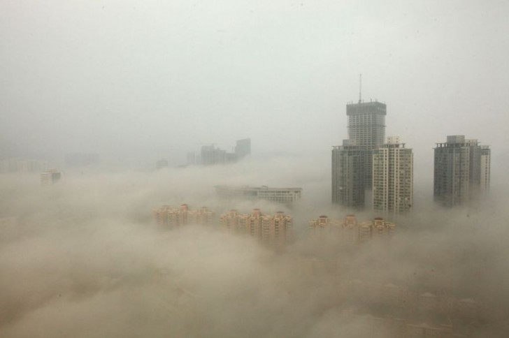 Budynki w Pekinie otoczone przez smog.