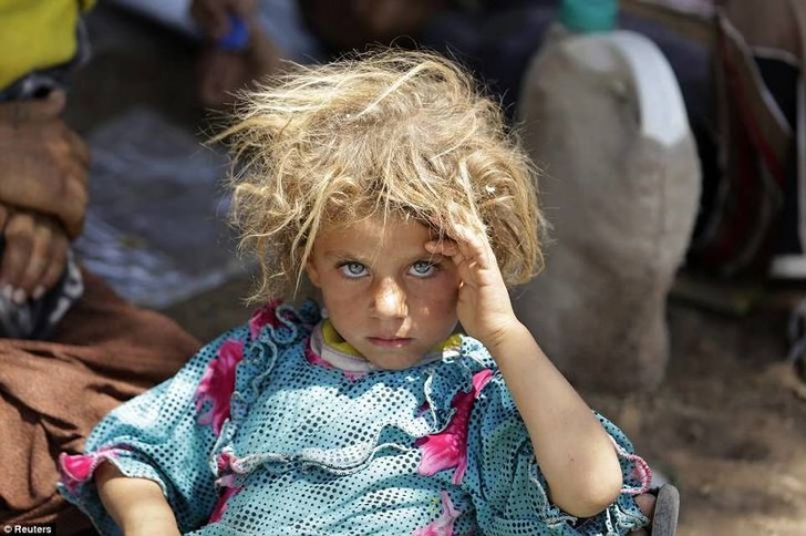 Dziewczynka odpoczywająca na granicy syryjsko-irackiej