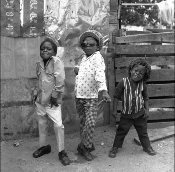 Trójka dzieci na ulicach Jamajki