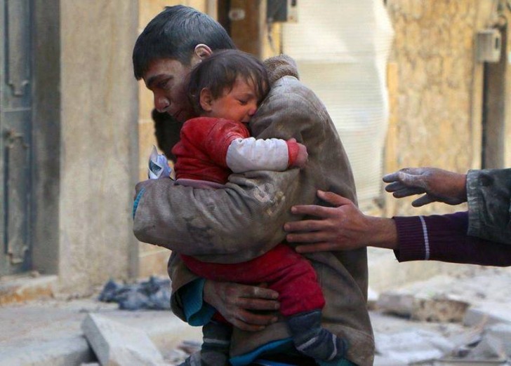 Mężczyzna uratował dziewczynkę spod gruzów jej własnego domu w Syrii