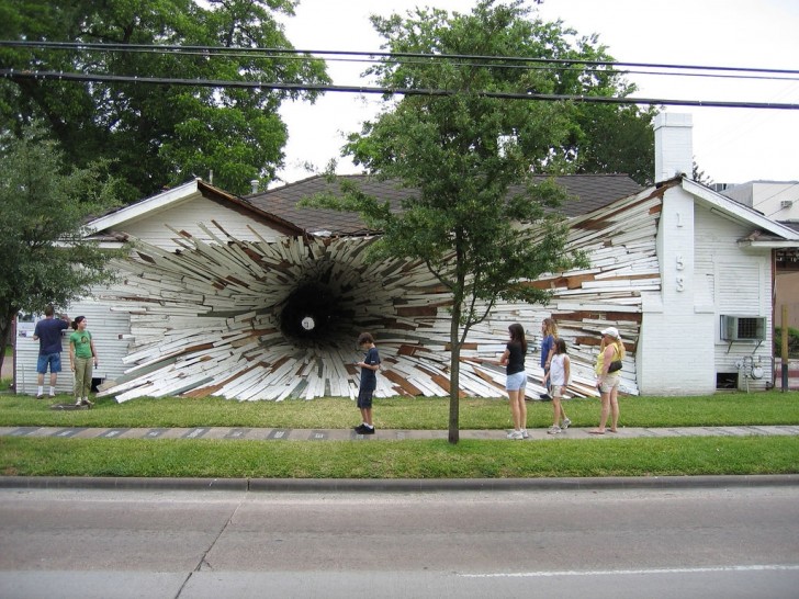 "Dom-dziura" autorstwa Dana Havela oraz Deana Rucka z 2005 r.