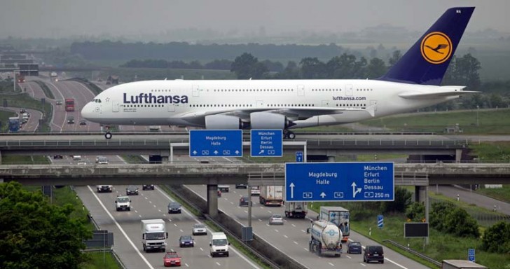 Most nad autostradą łączący dwie części lotniska w Lipsku.
