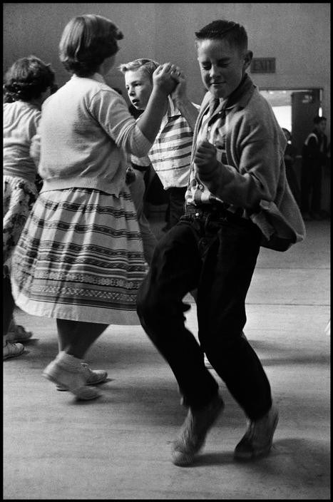 Młody chłopiec tańczy na szkolnej imprezie (1950)