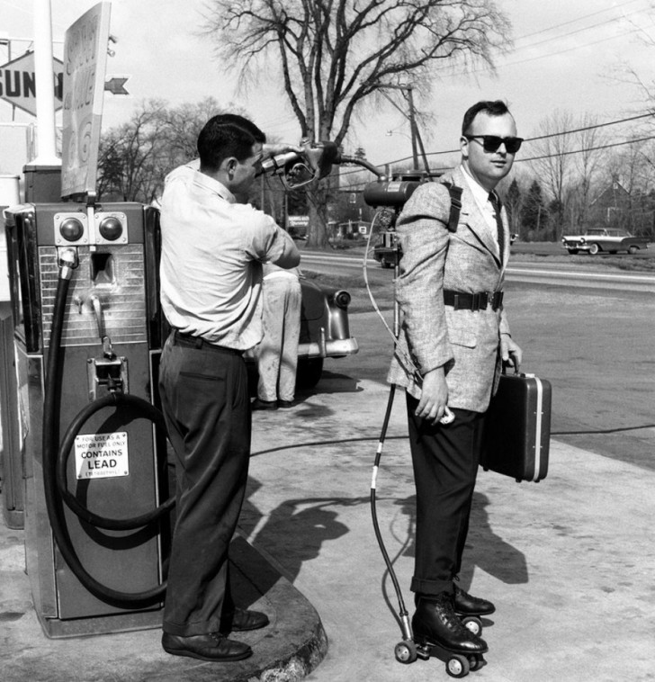 Sprzedawca tankuje paliwo do swoich wrotek (1961)