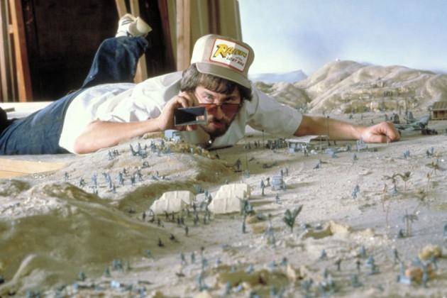 Steven Spielberg planuje zdjęcia na makiecie przygotowanej do filmu „Indiana Jones – poszukiwacze zaginionej arki”.
