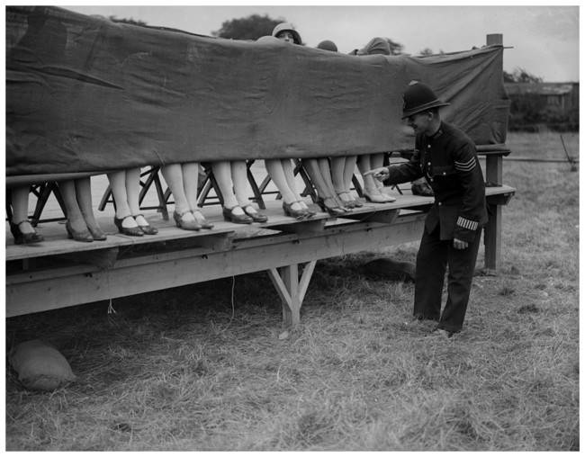 Policjant oceniający damskie nogi w konkursie na najładniejsze kostki, 1930.