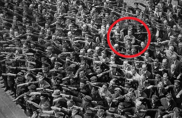  Mężczyzna w tłumie, który nazistom nie salutuje, 1936.