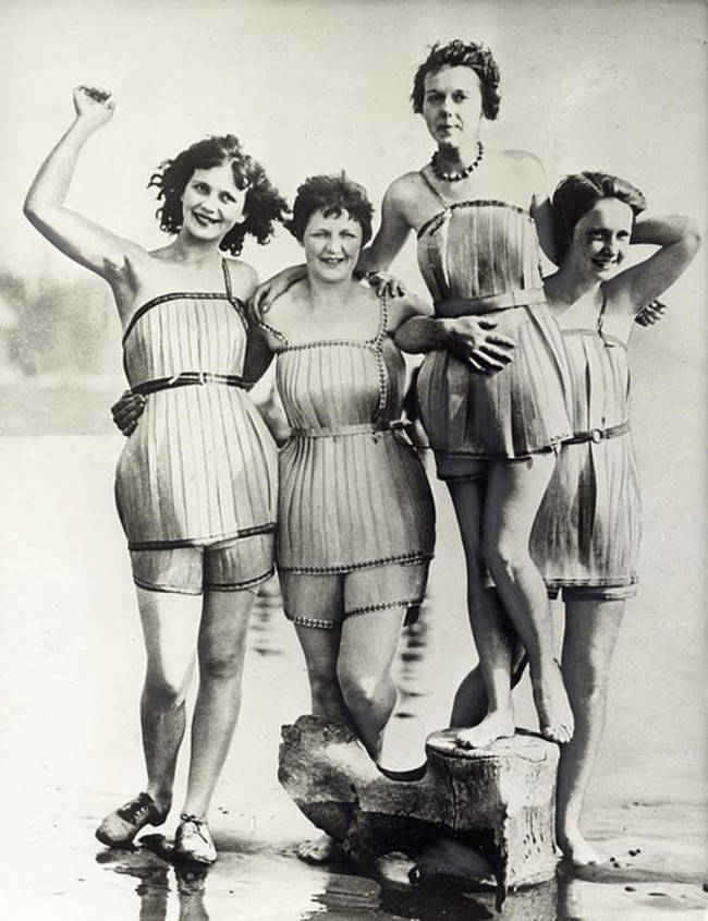 Kobiety ubrane w wykonane z drewna stroje kąpielowe, które miały zapewniać im lepsza pławność, 1929.
