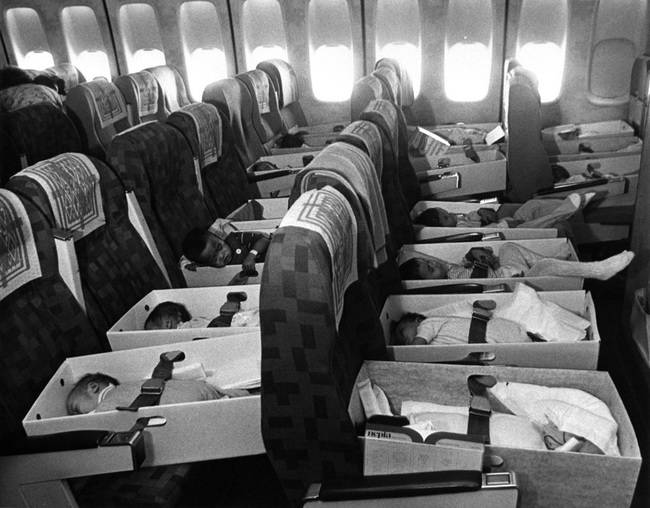 Operacja Baby Lift – transport sierot, które straciły rodziców w wyniku działań wojennych w Wietnamie w 1975 roku.