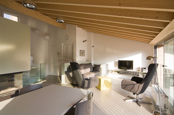 A-House-In-The-Roofs-Living-Room-With-Sunlight-Bright-728x485