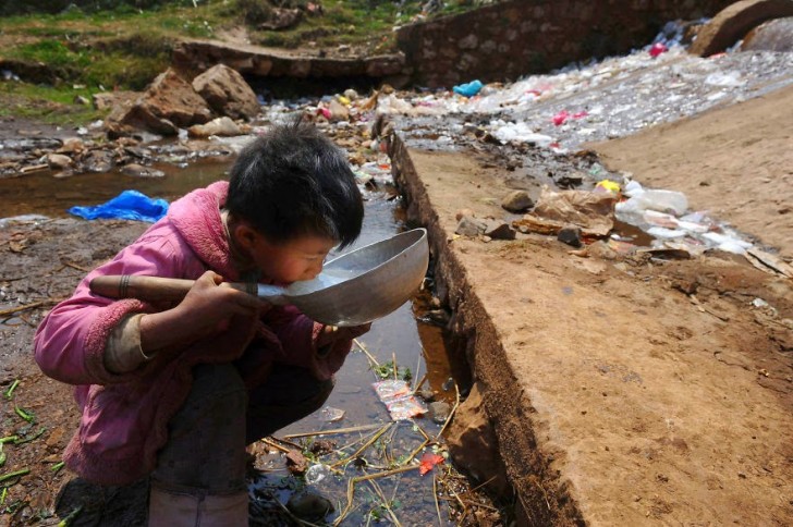 You Will Want To Recycle Everything After Seeing These Photos! - A Child Drinks Polluted Water From A Stream In Fuyuan County, Yunnan Province