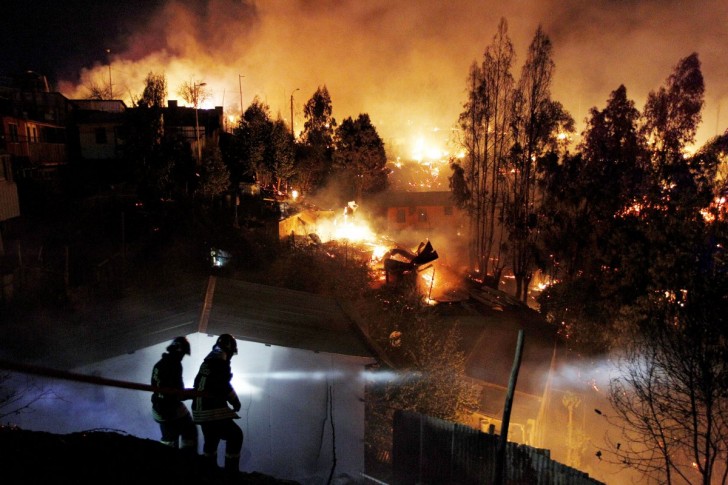a-terrifying-forest-fire-tore-through-valparaiso-chile-in-april