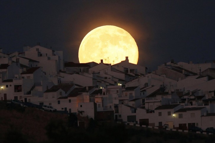 on-saturday-july-12-a-supermoon-rose-over-the-earth-here-it-is-over-olvera-spain