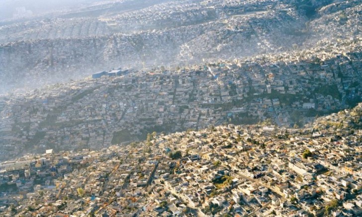 powerful-photos-of-overpopulation-and-overconsumption-77753-960x576
