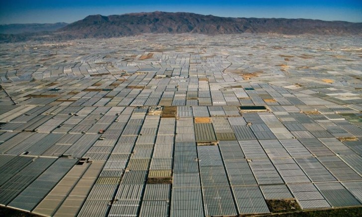 powerful-photos-of-overpopulation-and-overconsumption-93872-960x576